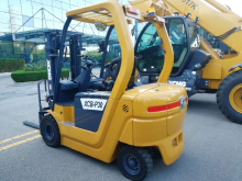 XCMG official 2 ton small forklifts FD20T Chinese mini diesel fork lift truck for sale